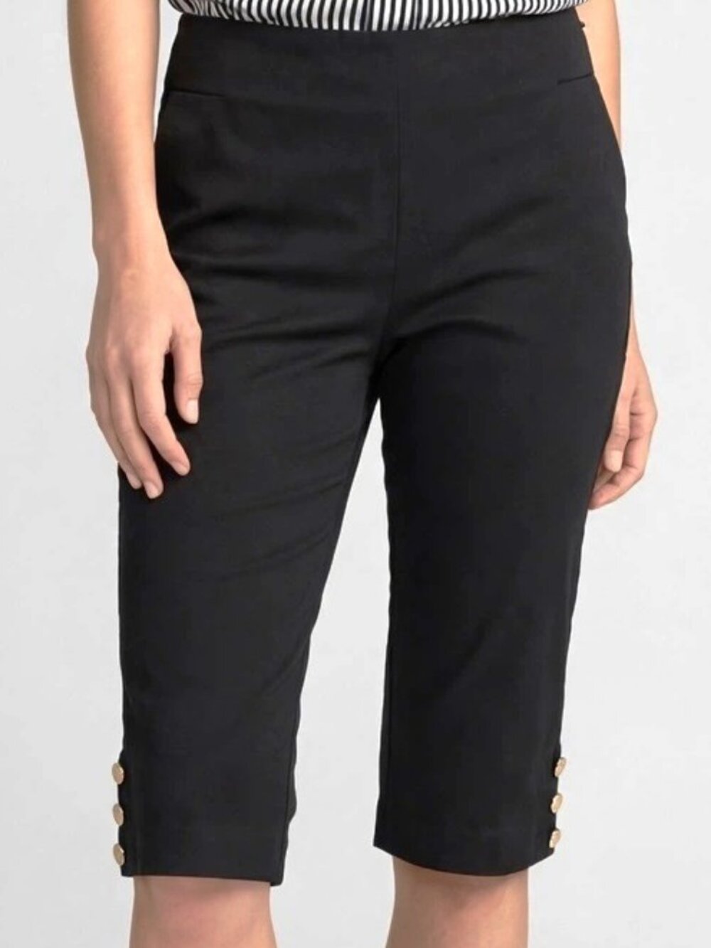 Liz Claiborne  elastic waist Rayon/nylon/Spandex Capris w/3 gold buttons Sz 14